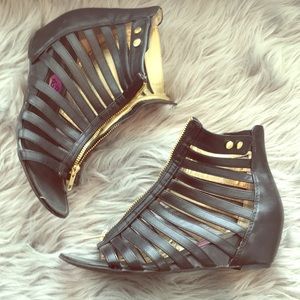 Report Gladiator Shoes